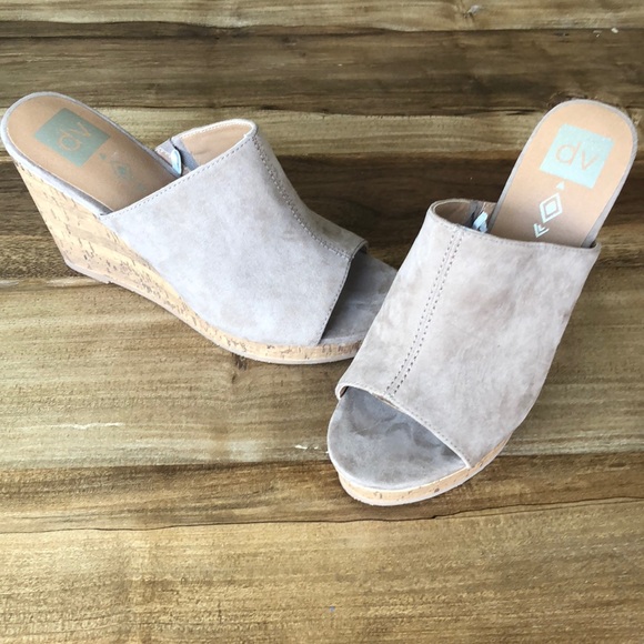 DV by Dolce Vita Shoes - NWOT Dolce Vita DV Beige Wedge 9
